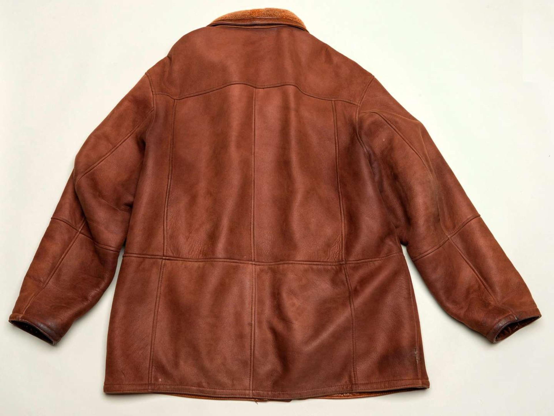 ORVIS, a men's brown leather and Merino shearling lined coat, size 48 USA - Image 3 of 6