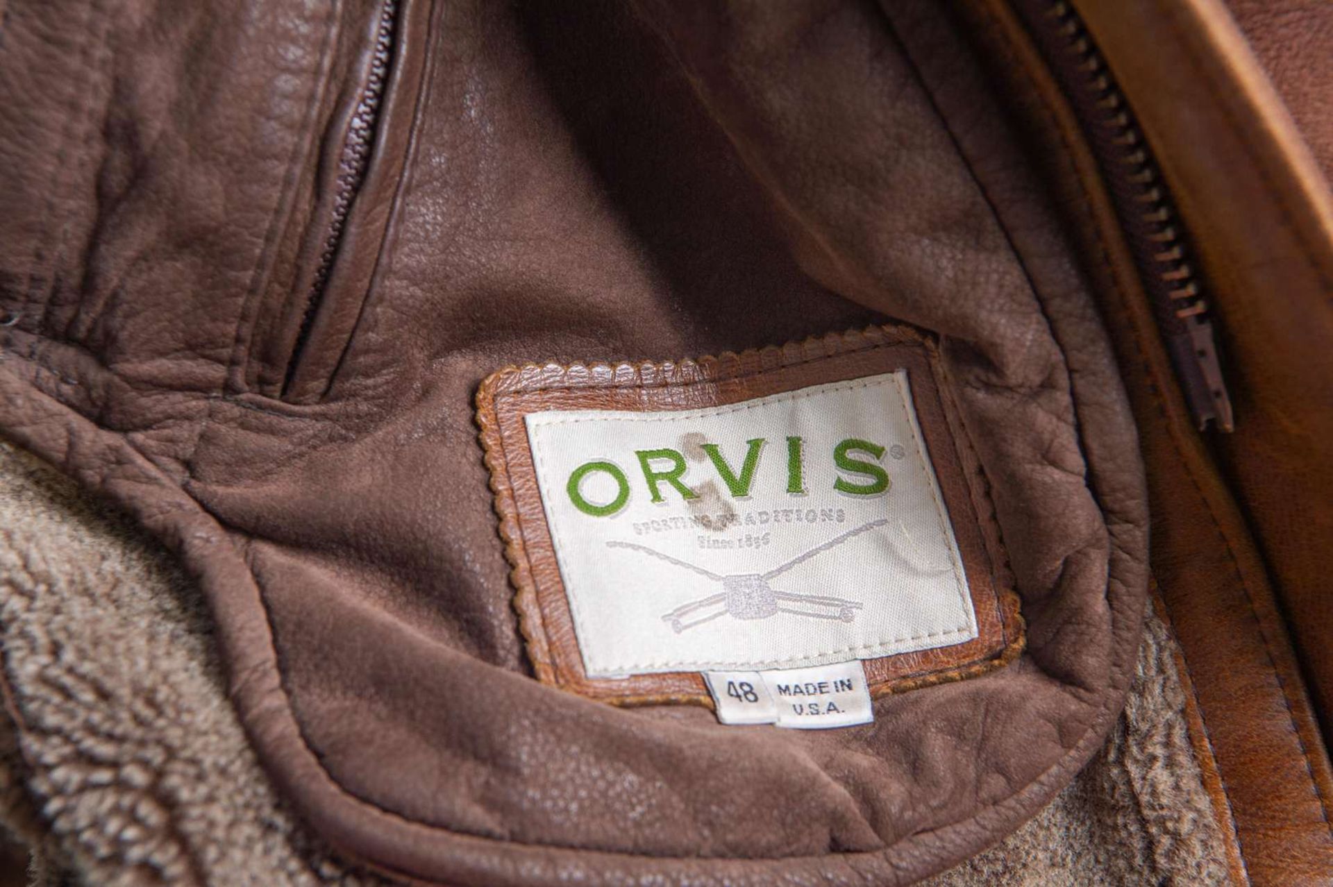 ORVIS, a men's brown leather and Merino shearling lined coat, size 48 USA - Image 5 of 6