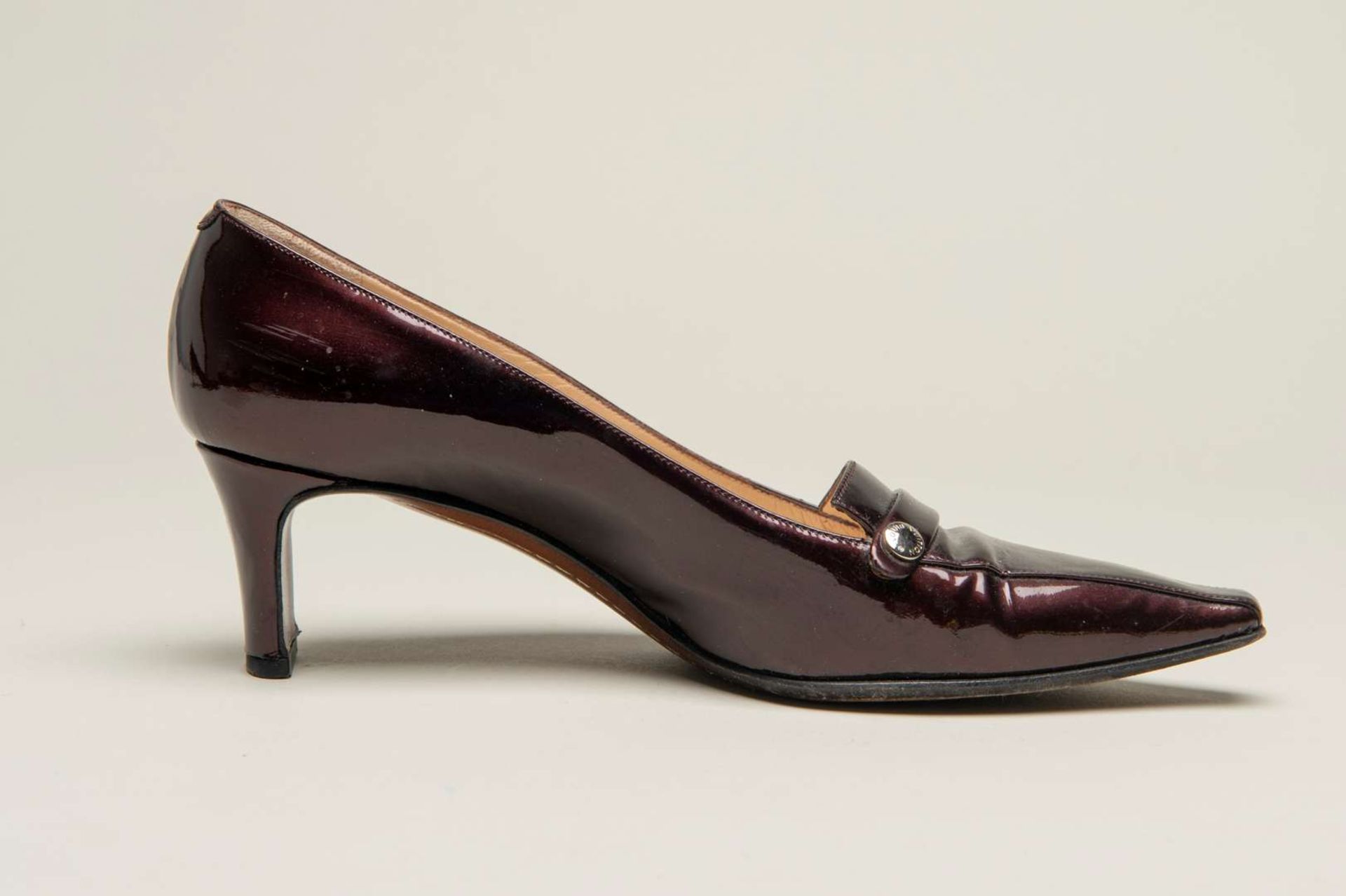 LOUIS VUITTON, a pair of dark bronze, patent leather pumps - Bild 4 aus 6