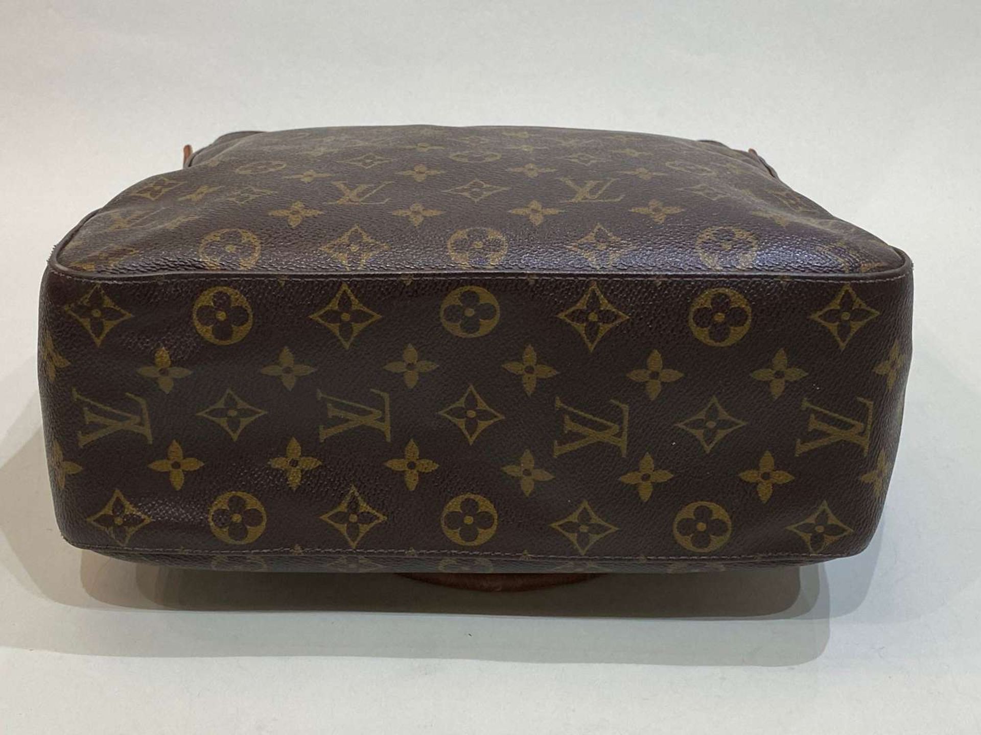 LOUIS VUITTON, Looping, tan stitched leather and monogrammed shoulder bag - Bild 7 aus 7