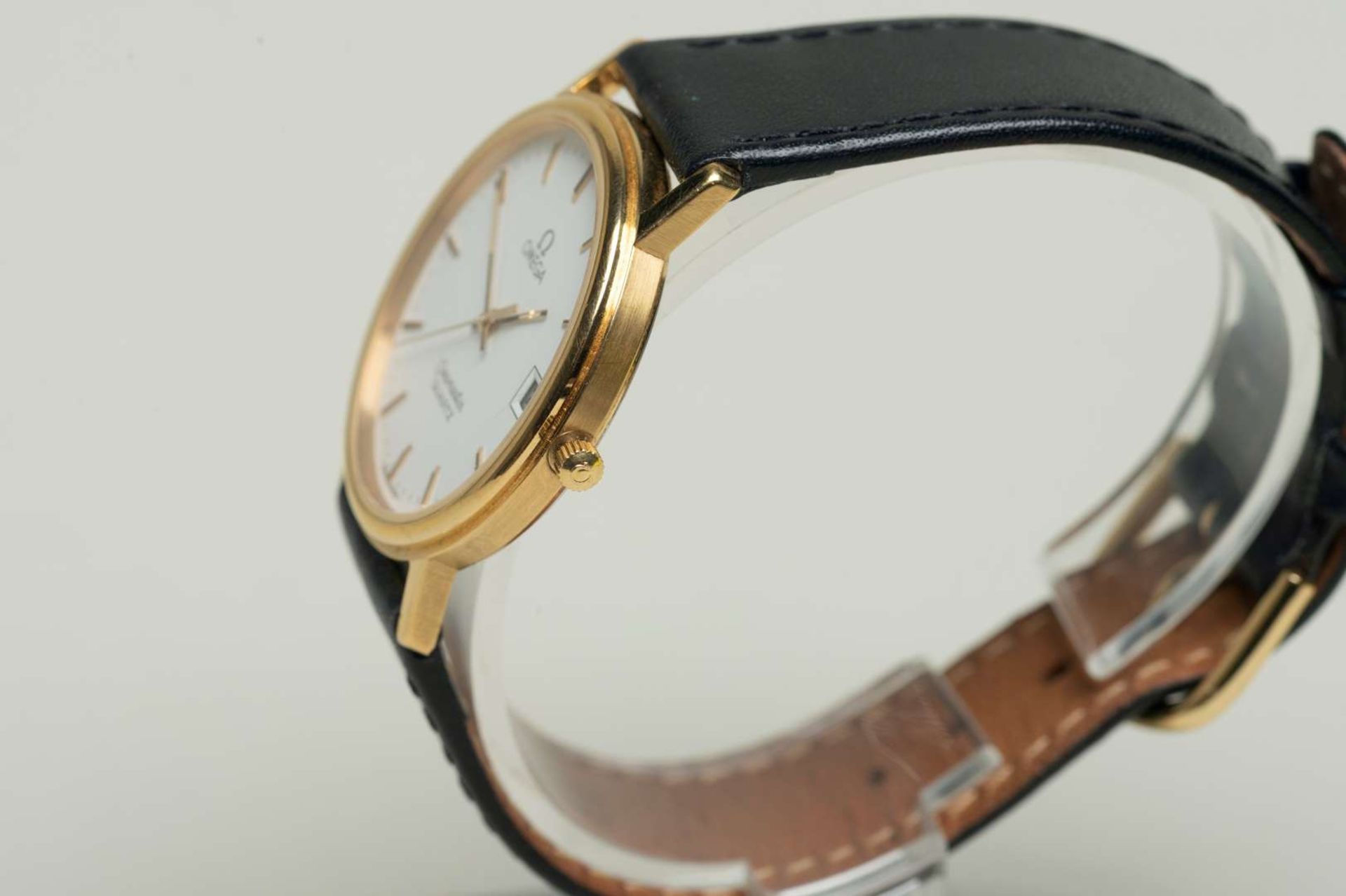 OMEGA, a modern gold plated, quartz, centre seconds, calendar wristwatch. - Bild 2 aus 7