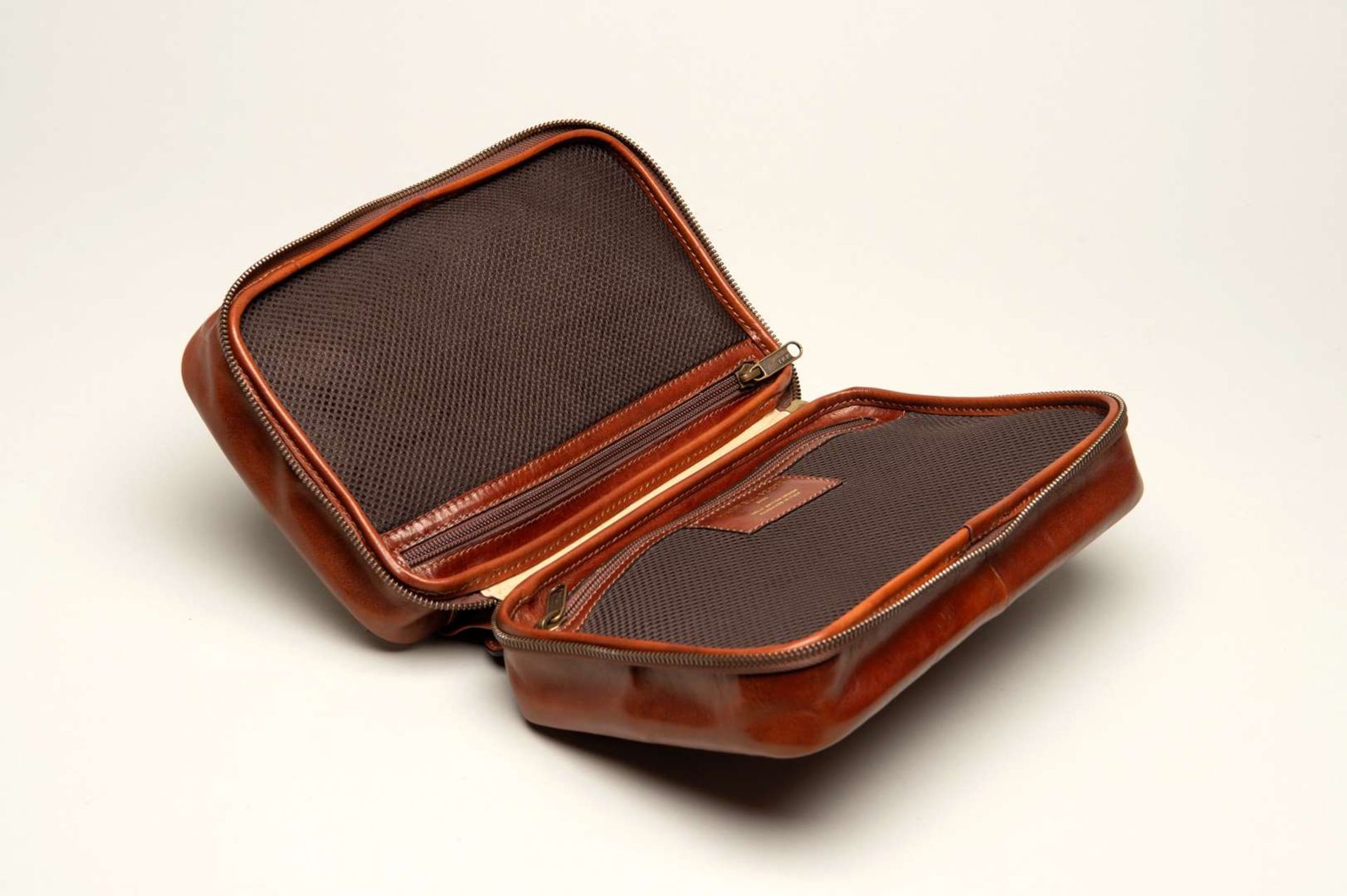 MAXWELL &nbsp;SCOTT, Cascina, 805, chestnut tan leather wash bag - Image 3 of 7