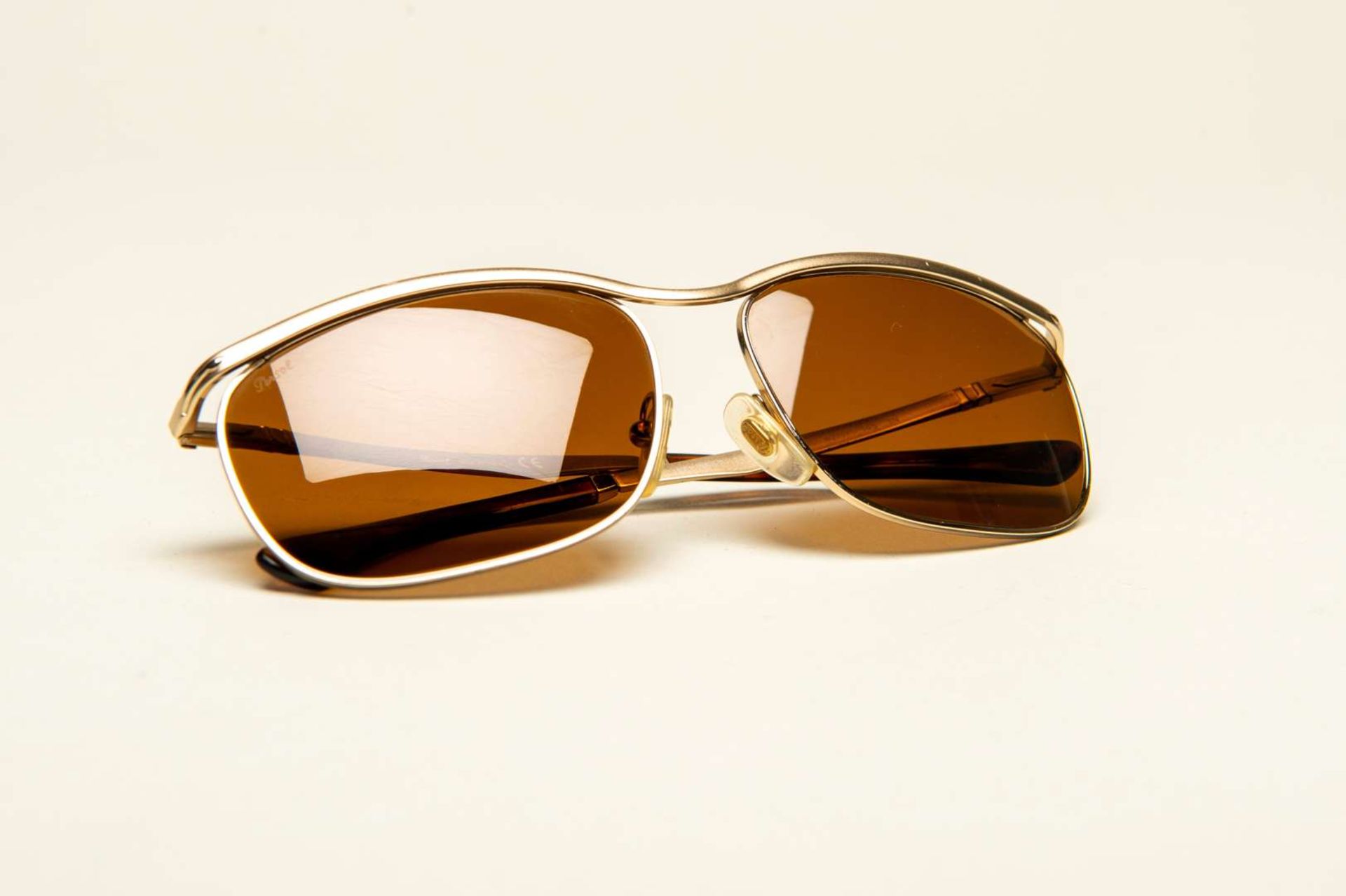 PERSOL, a pair of Italian gilt framed sunglasses - Bild 3 aus 7