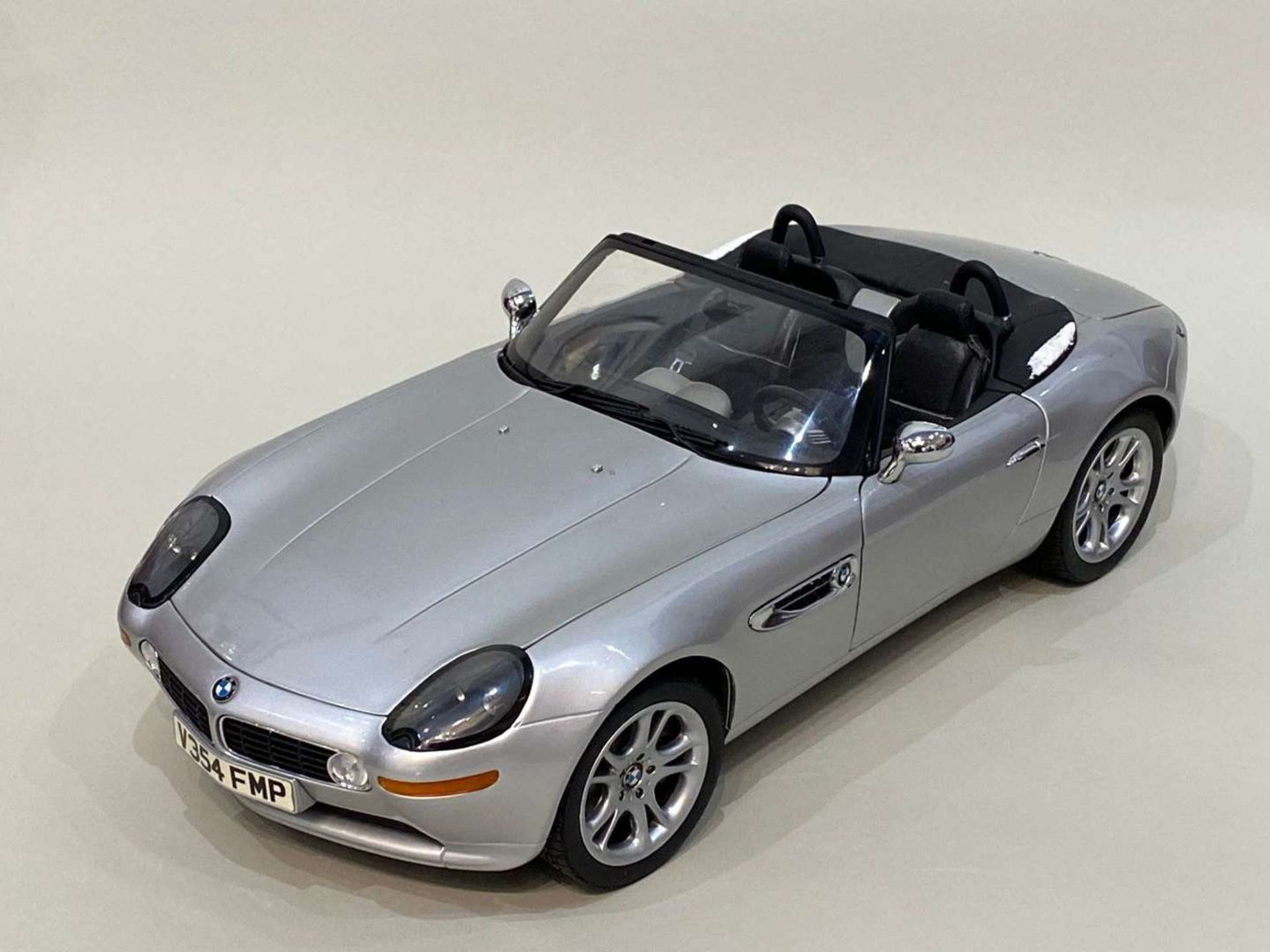 KYOSHO, BMW Z8, James Bond, 007, "The World is Not Enough" 1:12 - Image 2 of 7