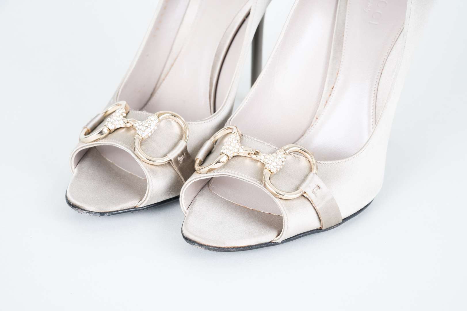 GUCCI, a pair of satin pumps with jewelled and gilt bridle buckle - Image 3 of 5