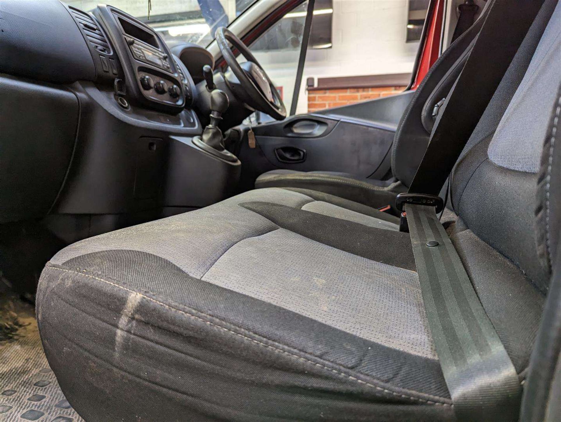 2015 VAUXHALL VIVARO CDTI 9 SEATER - Image 20 of 30