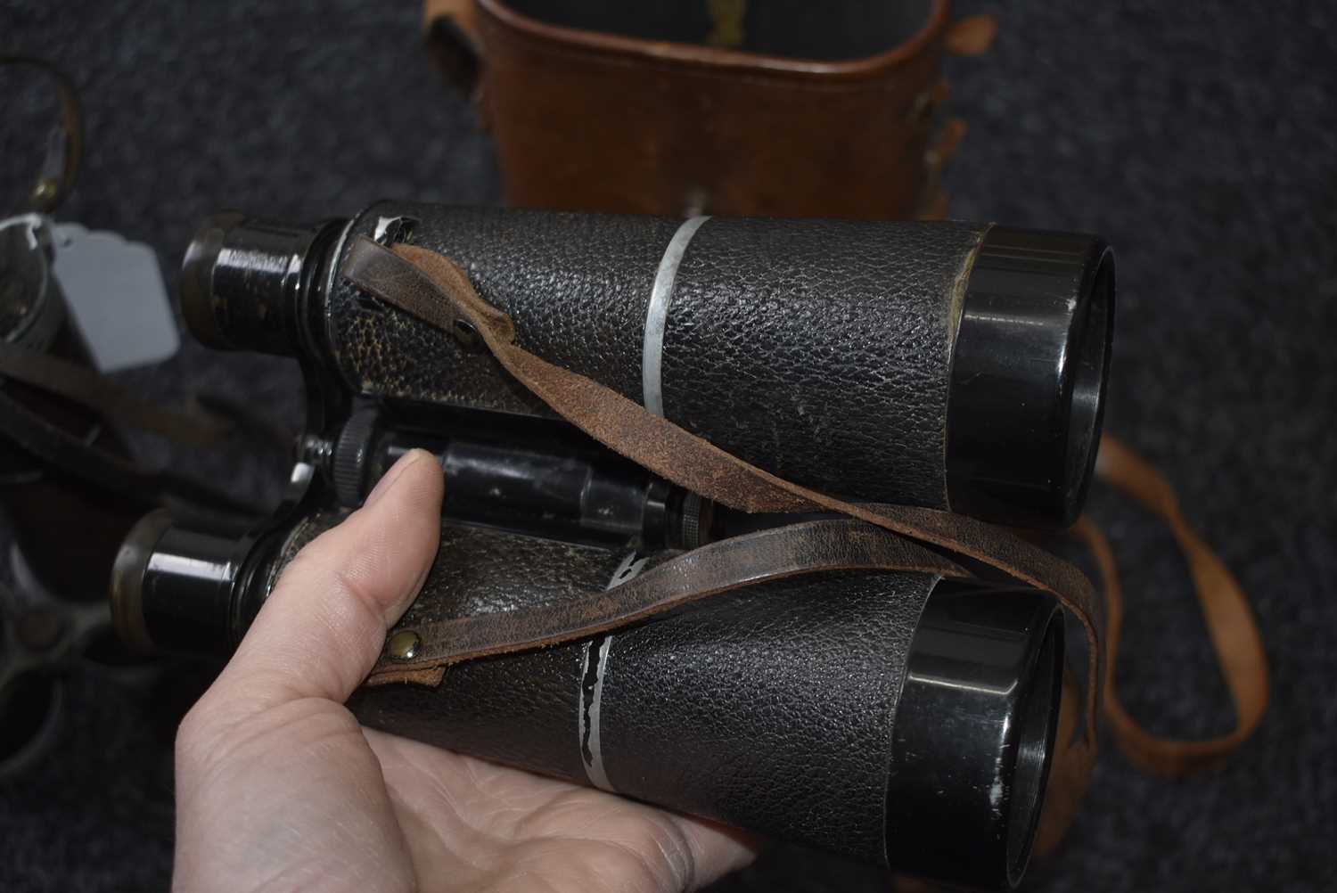 A PAIR OF FIRST WORLD WAR GERMAN MILITARY BINOCULARS, - Image 13 of 14