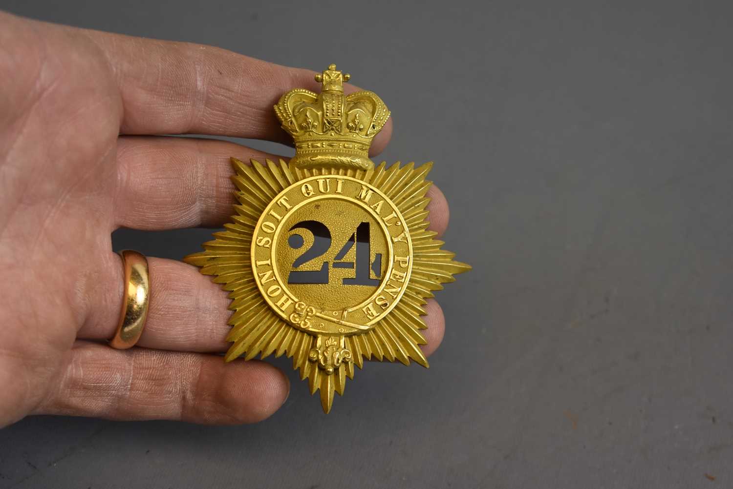 A 24TH REGIMENT OF FOOT VICTORIAN OFFICER'S QUILTED PATTERN SHAKO PLATE, - Image 3 of 6