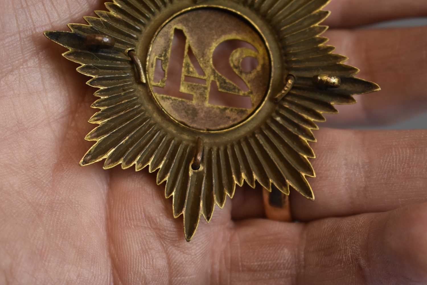 A 24TH REGIMENT OF FOOT VICTORIAN OFFICER'S QUILTED PATTERN SHAKO PLATE, - Image 6 of 6