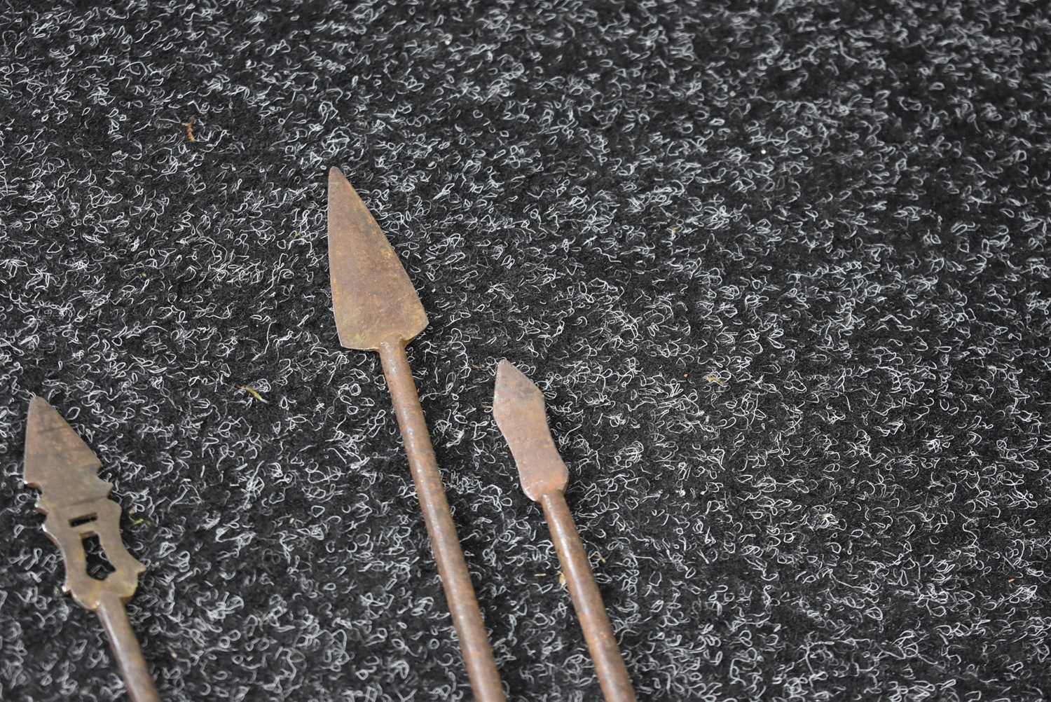 A SET OF FIVE ASSORTED SIKH ALL STEEL ARROWS, - Image 2 of 7