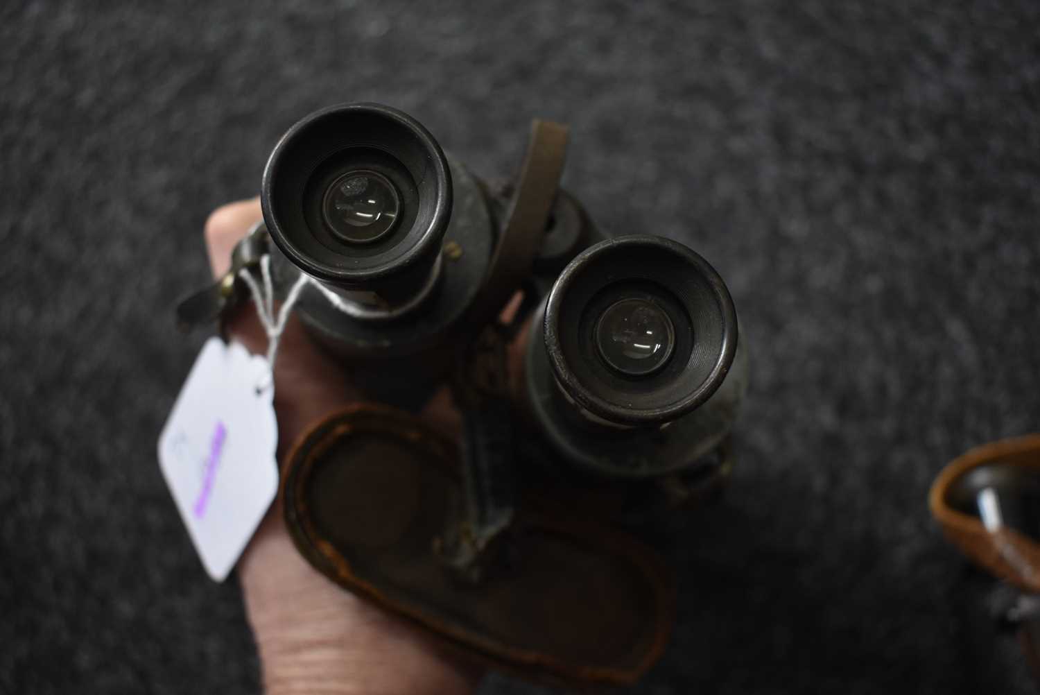 A PAIR OF FIRST WORLD WAR GERMAN MILITARY BINOCULARS, - Image 9 of 14