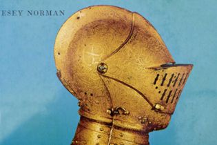 A GOOD MIXED COLLECTION OF BOOKS ABOUT ANTIQUE ARMS AND ARMOUR,