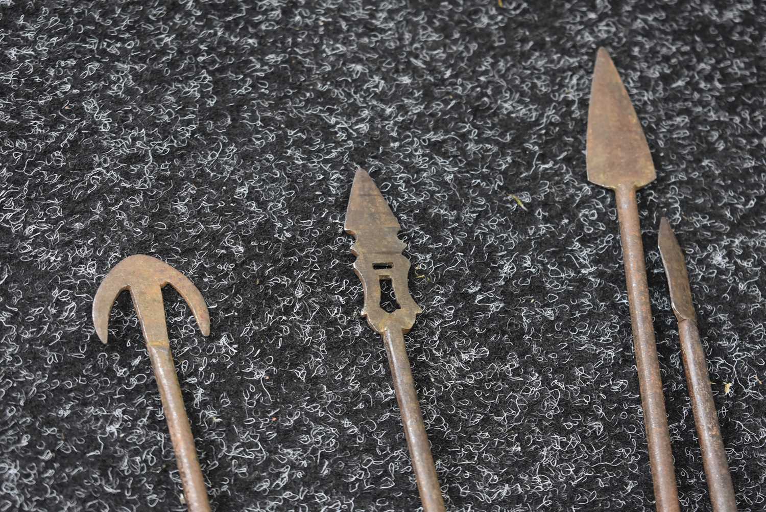 A SET OF FIVE ASSORTED SIKH ALL STEEL ARROWS, - Image 6 of 7