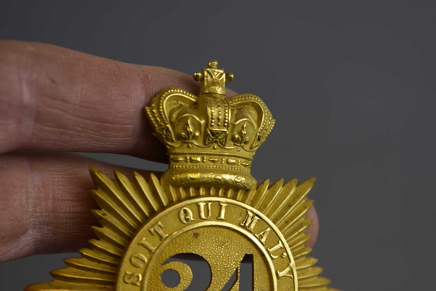 A 24TH REGIMENT OF FOOT VICTORIAN OFFICER'S QUILTED PATTERN SHAKO PLATE, - Image 2 of 6