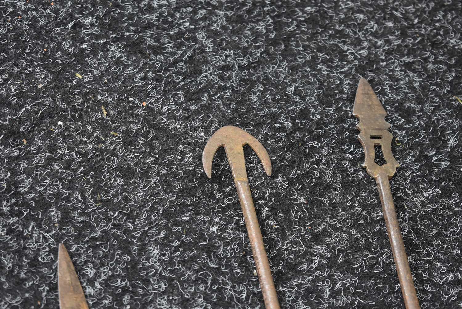A SET OF FIVE ASSORTED SIKH ALL STEEL ARROWS, - Image 5 of 7