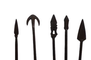 A SET OF FIVE ASSORTED SIKH ALL STEEL ARROWS,