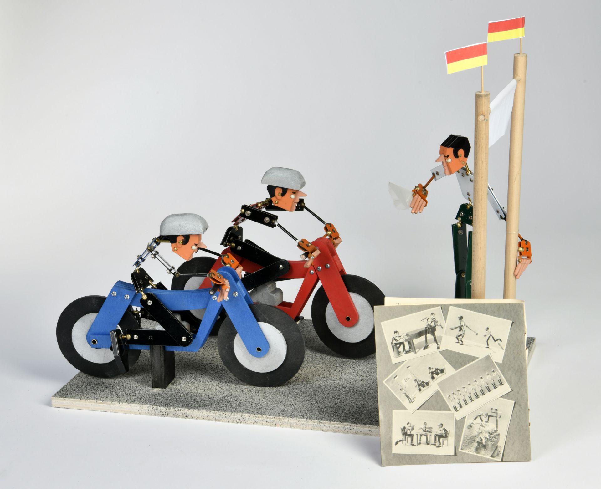 Altenloh, Brinck & Co, Tupo der Schrauben-Mensch motorcycle race display, 50x27 cm, screw men pw, - Image 2 of 2