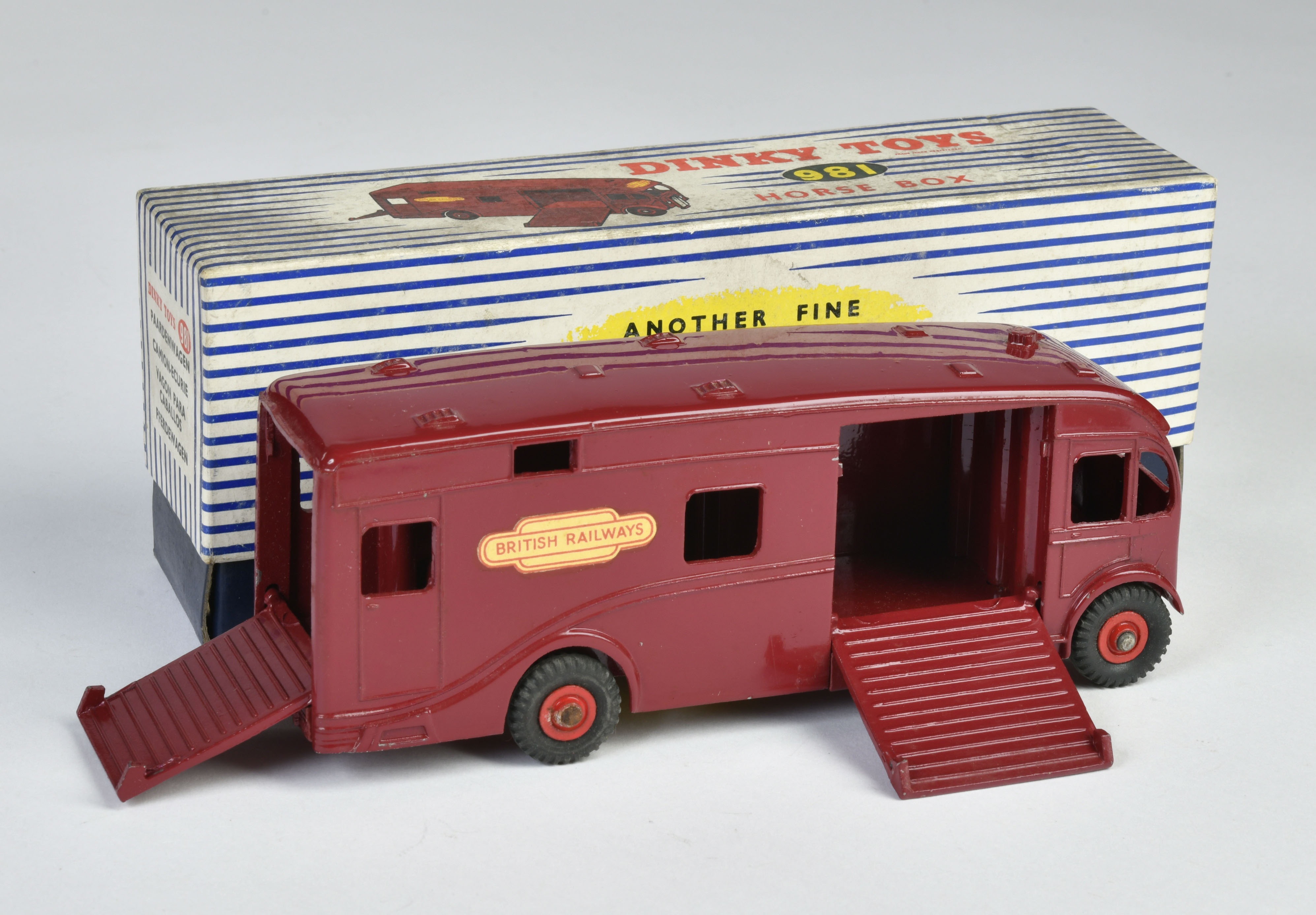 Dinky Toys, 981 Horse Box Car, red, box C 1, C 1 - Image 2 of 2