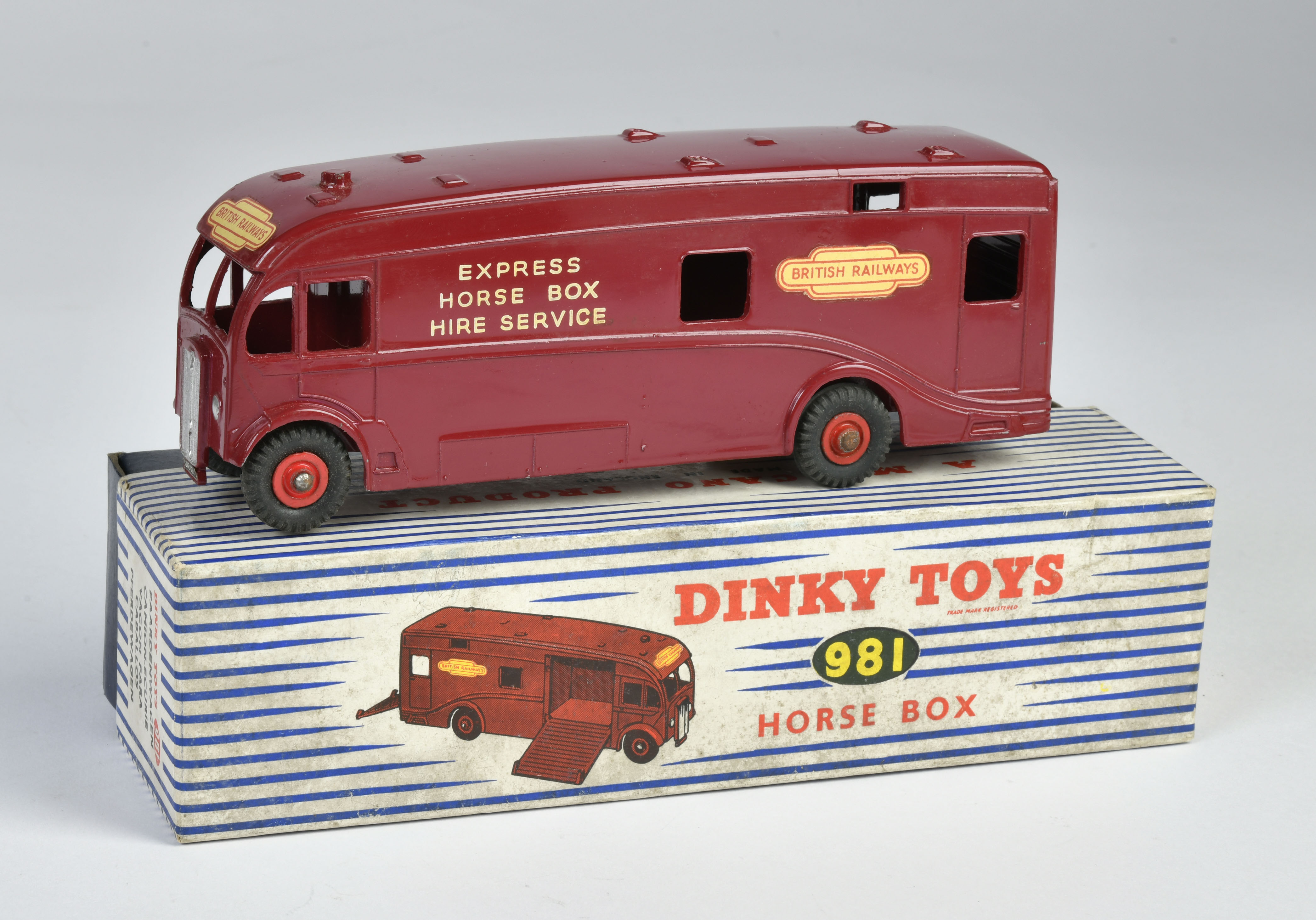 Dinky Toys, 981 Horse Box Car, red, box C 1, C 1