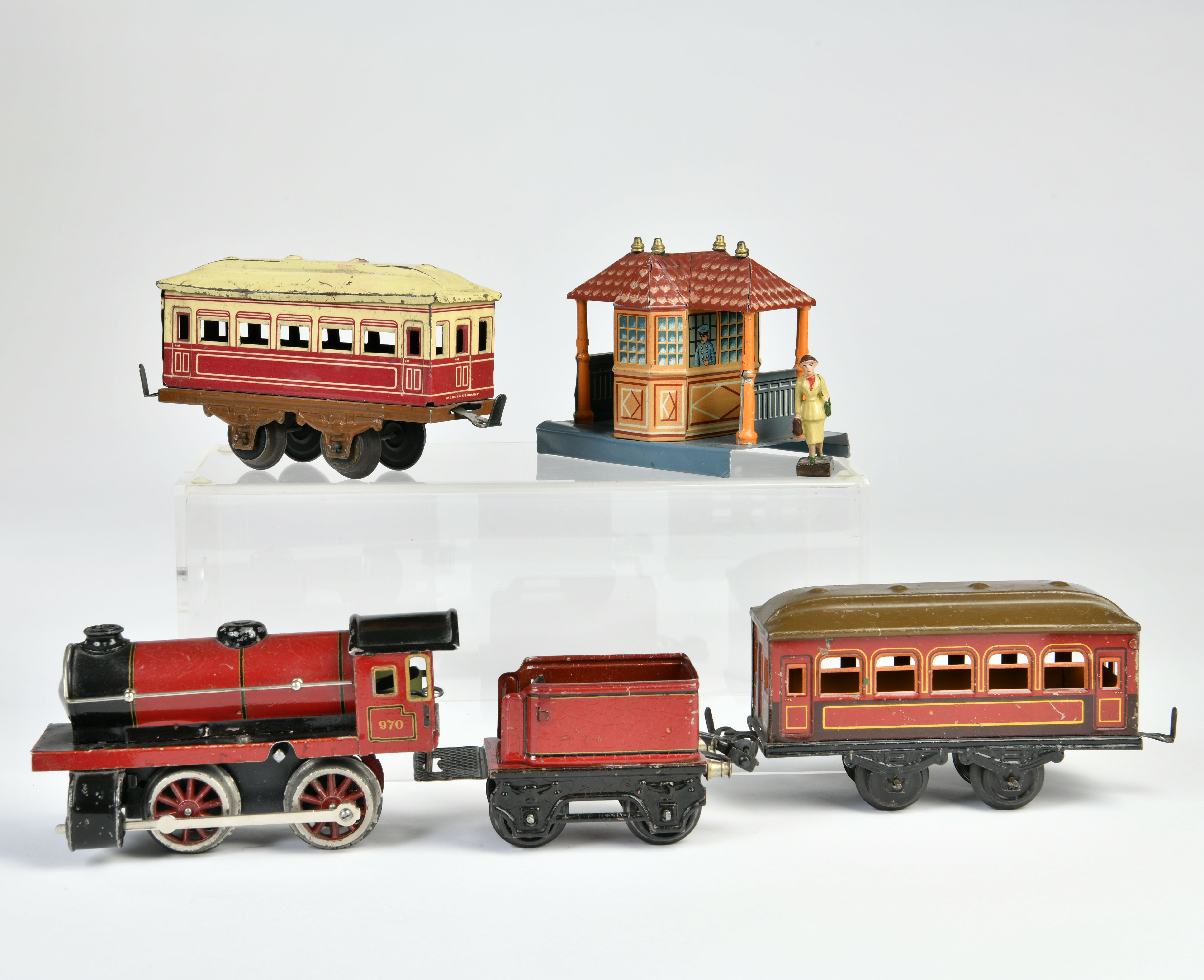 Märklin loco, Bing station and 2 Bub wagons, Germany pw, gauge 0, cw ok, paint d.