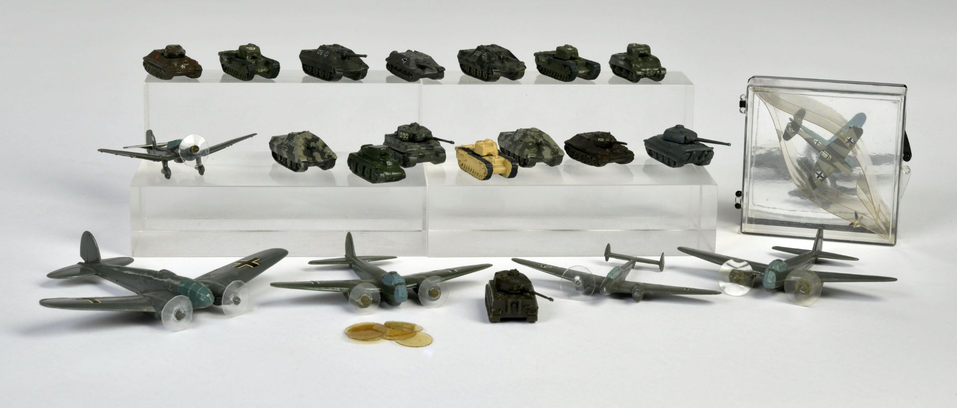 Konvolut Flugzeuge und Panzer Miniaturmodelle