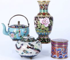 China Cloisonne Teekanne, Vase, Dose und Weihrauchbrenner um 1900-1930,