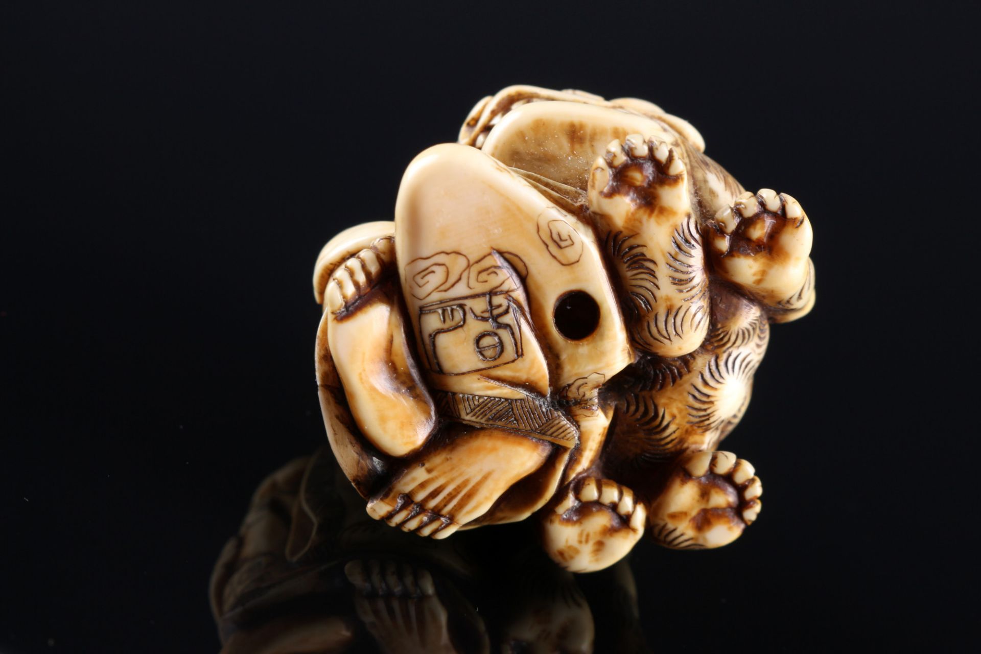 Japan 19. Jahrhundert, Elfenbein Shungetsu Netsuke lachender Mann mit Shishi, signiert, Meiji-Zeit, - Bild 7 aus 7