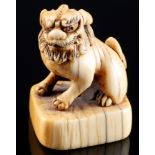 Japan 18. Jahrhundert, Elfenbein Netsuke Shishi auf Sockel, Edo-Zeit,