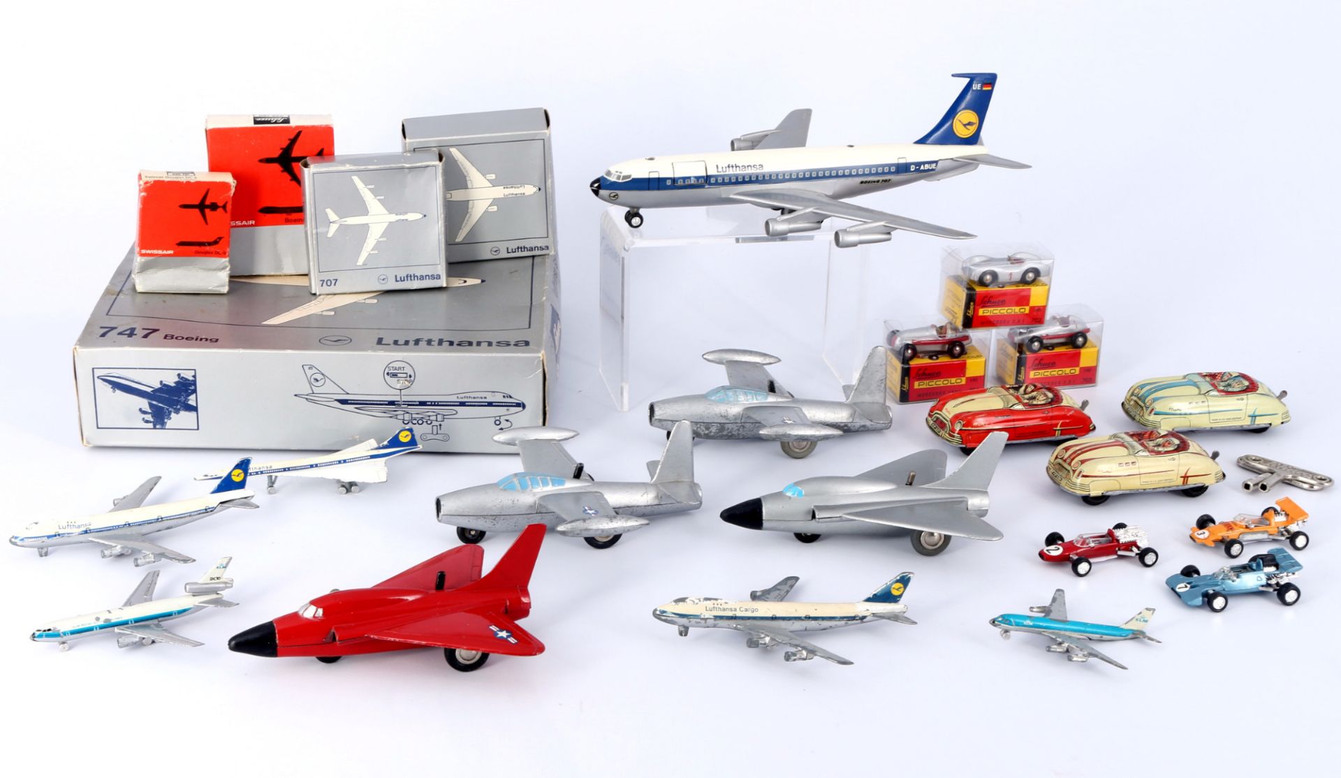 Schuco umfangreiche Sammlung an Flugzeugen und Fahrzeugen,