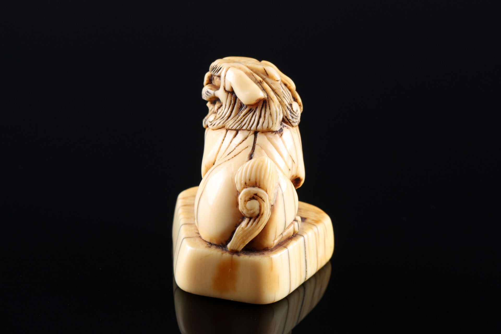 Japan 18. Jahrhundert, Elfenbein Netsuke Shishi auf Sockel, Edo-Zeit, - Bild 3 aus 6