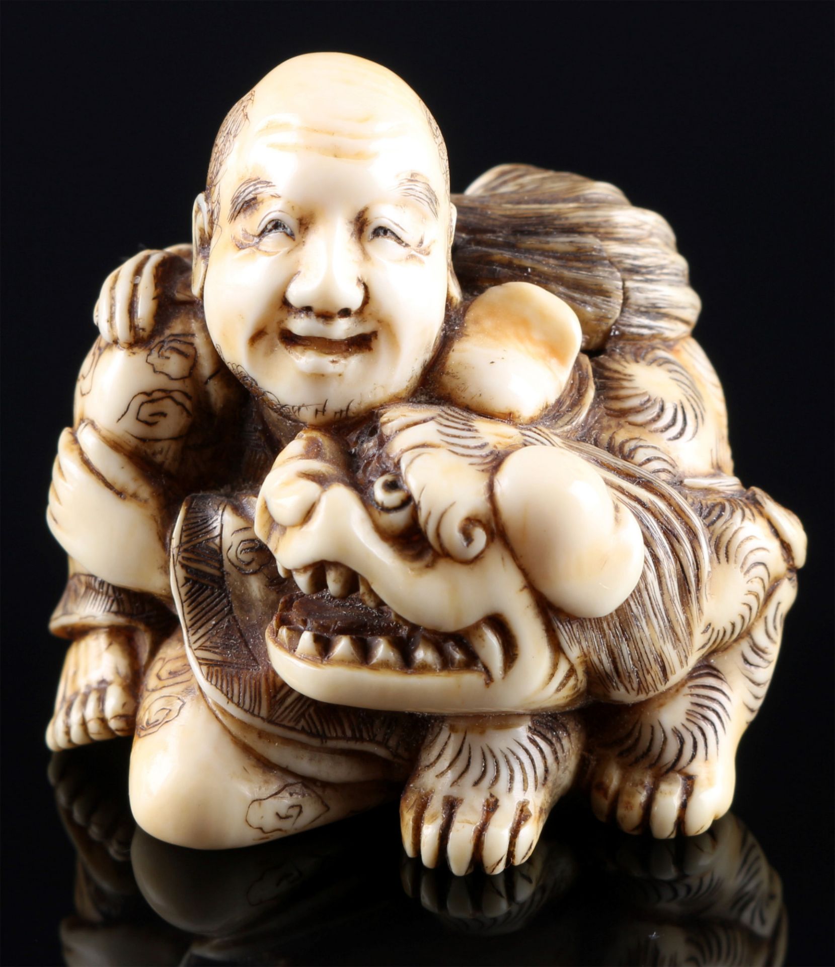 Japan 19. Jahrhundert, Elfenbein Shungetsu Netsuke lachender Mann mit Shishi, signiert, Meiji-Zeit,