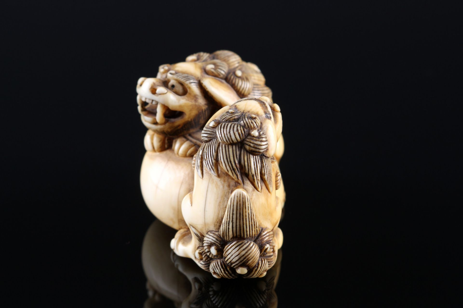 Japan 18./19. Jahrhundert, Elfenbein Katabori-Netsuke Shishi Paar mit Kugel, Edo-Zeit, - Bild 2 aus 6