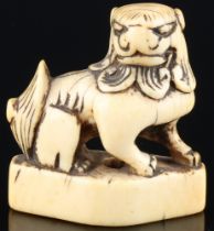 Japan 18. Jahrhundert, Elfenbein Netsuke Shishi auf Sockel, Edo-Zeit,