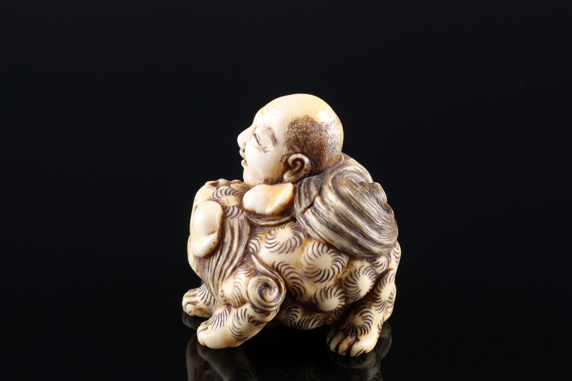 Japan 19. Jahrhundert, Elfenbein Shungetsu Netsuke lachender Mann mit Shishi, signiert, Meiji-Zeit, - Bild 2 aus 7