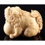 Japan 18./19. Jahrhundert, Elfenbein Netsuke Shishi mit Ball, Edo-Zeit,