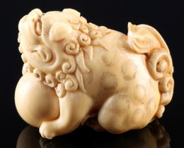 Japan 18./19. Jahrhundert, Elfenbein Netsuke Shishi mit Ball, Edo-Zeit,