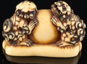 Japan 18./19. Jahrhundert, Elfenbein Katabori-Netsuke Shishi Paar mit Kugel, Edo-Zeit,