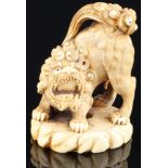 Japan 18./19. Jahrhundert, Elfenbein Katabori-Netsuke Shishi stehend, Edo-Zeit,