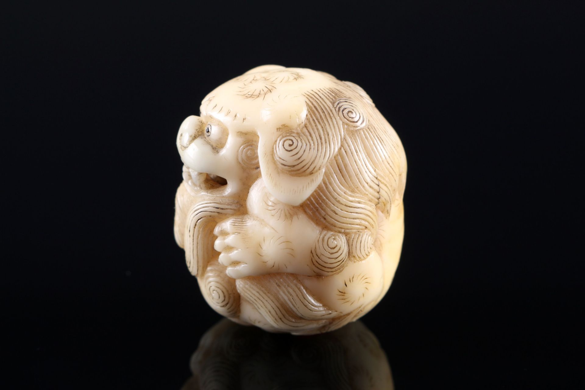 Japan 19. Jahrhundert, Elfenbein Netsuke Shishi, Meiji-Zeit, - Bild 2 aus 6