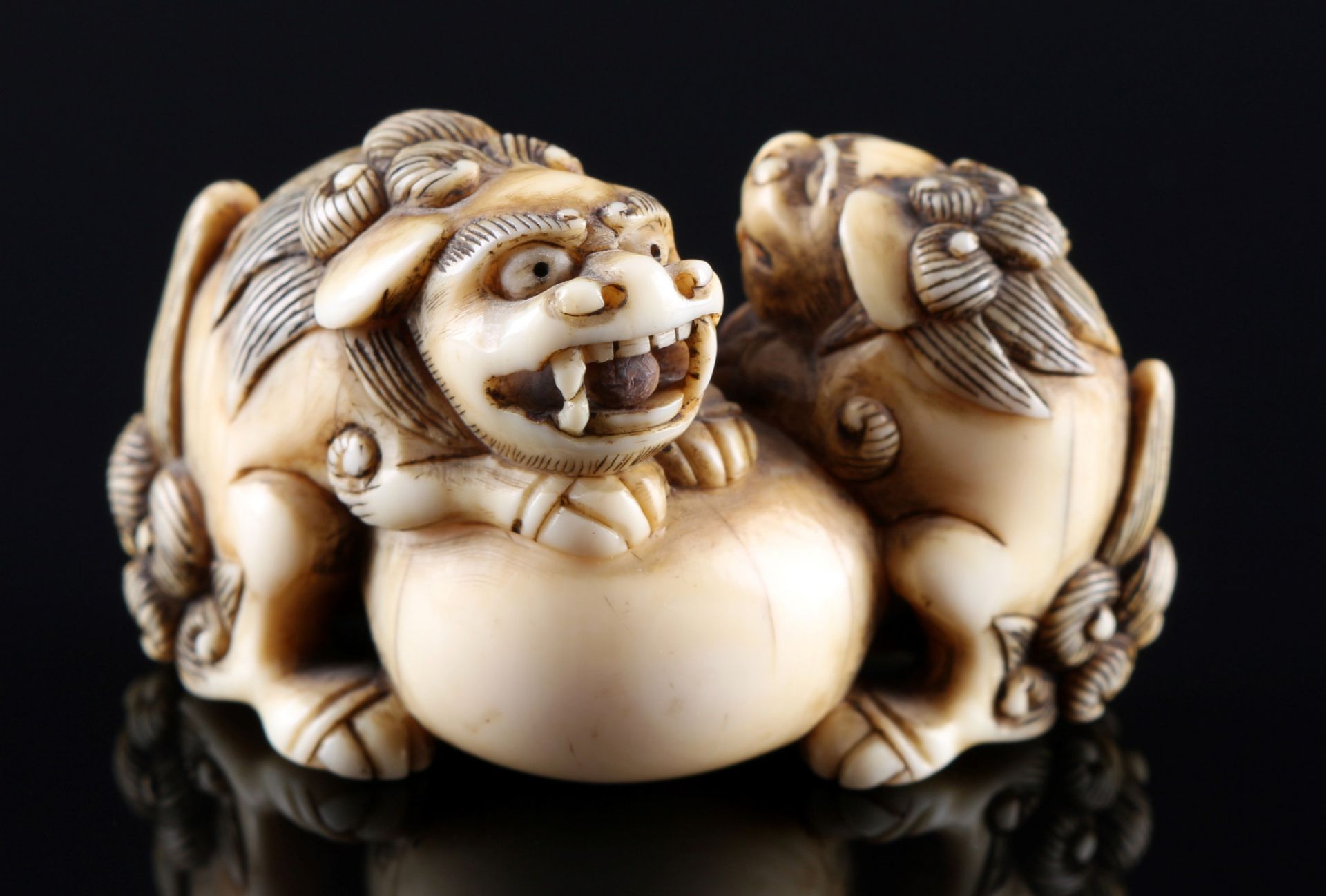 Japan 18./19. Jahrhundert, Elfenbein Katabori-Netsuke Shishi Paar mit Kugel, Edo-Zeit,