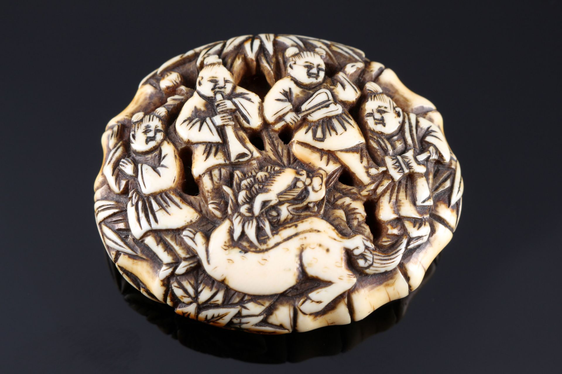 Japan 18./19. Jahrhundert, Elfenbein Ryusa-Manju Netsuke, Edo-Zeit, - Bild 5 aus 5