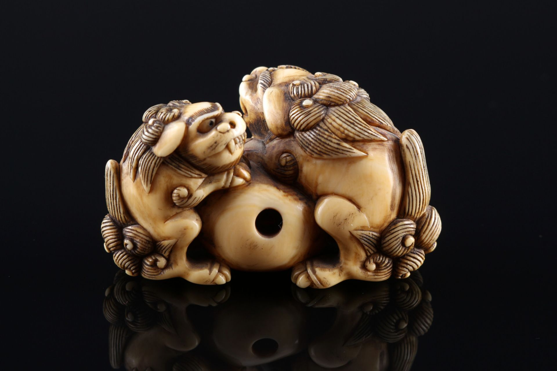 Japan 18./19. Jahrhundert, Elfenbein Katabori-Netsuke Shishi Paar mit Kugel, Edo-Zeit, - Bild 3 aus 6