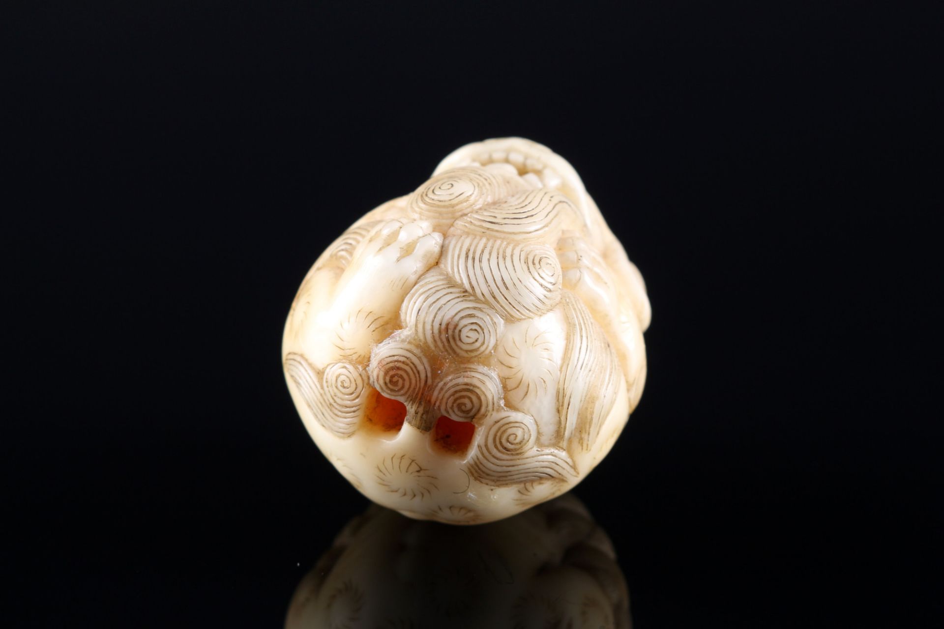 Japan 19. Jahrhundert, Elfenbein Netsuke Shishi, Meiji-Zeit, - Bild 5 aus 6