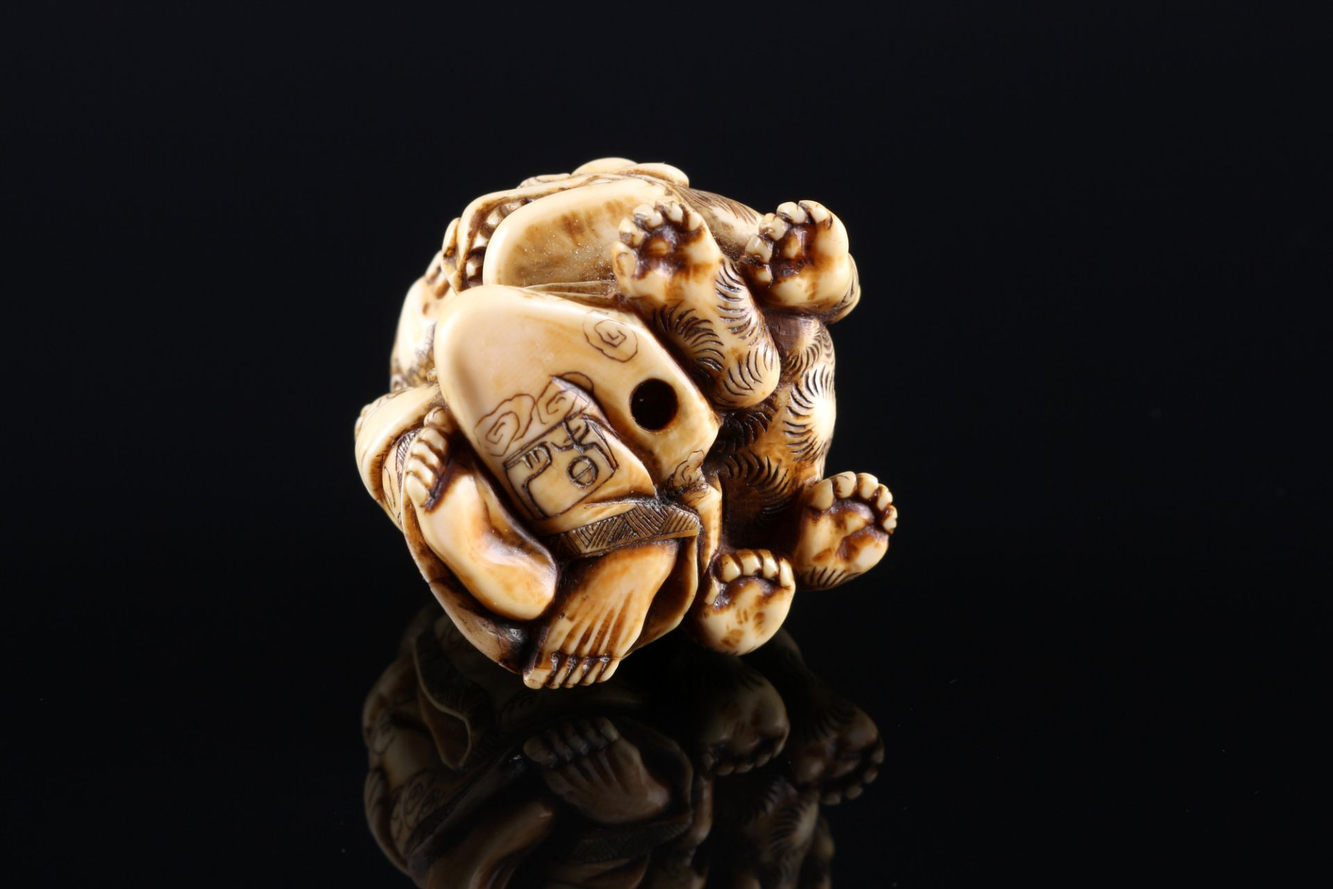 Japan 19. Jahrhundert, Elfenbein Shungetsu Netsuke lachender Mann mit Shishi, signiert, Meiji-Zeit, - Bild 5 aus 7