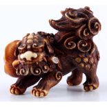 Japan 19. Jahrhundert, Elfenbein Netsuke Shishi mit Blume, Harukazu, signiert, Meiji-Zeit,