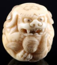 Japan 19. Jahrhundert, Elfenbein Netsuke Shishi, Meiji-Zeit,