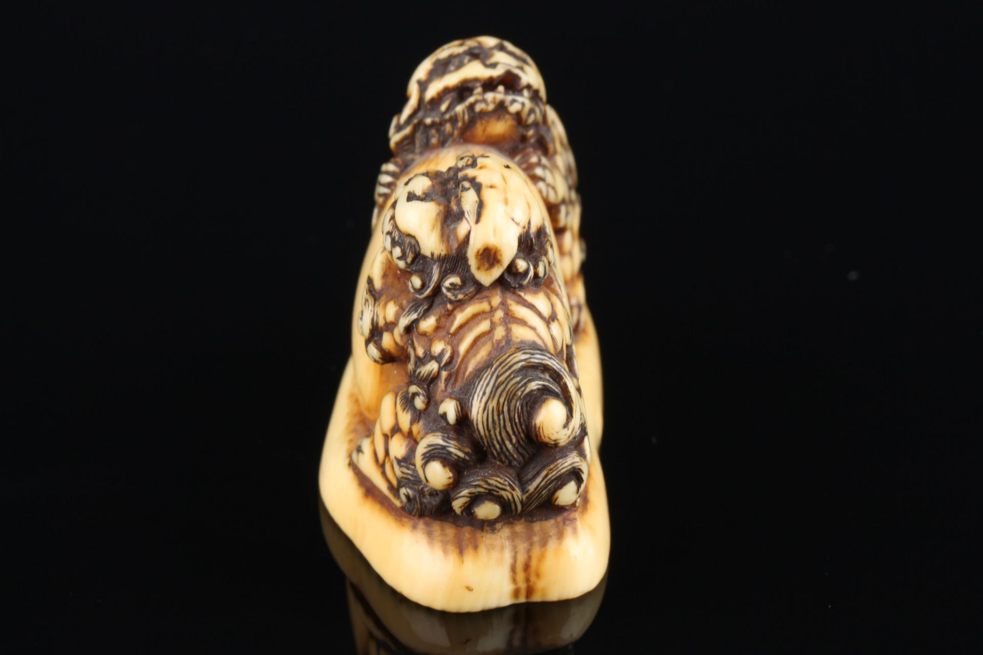 Japan 18./19. Jahrhundert, Elfenbein Katabori-Netsuke Shishi Paar mit Kugel, Edo-Zeit, - Bild 4 aus 6