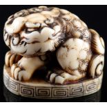 Japan 18./19. Jahrhundert, Elfenbein Netsuke Shishi auf Sockel Edo-Zeit,