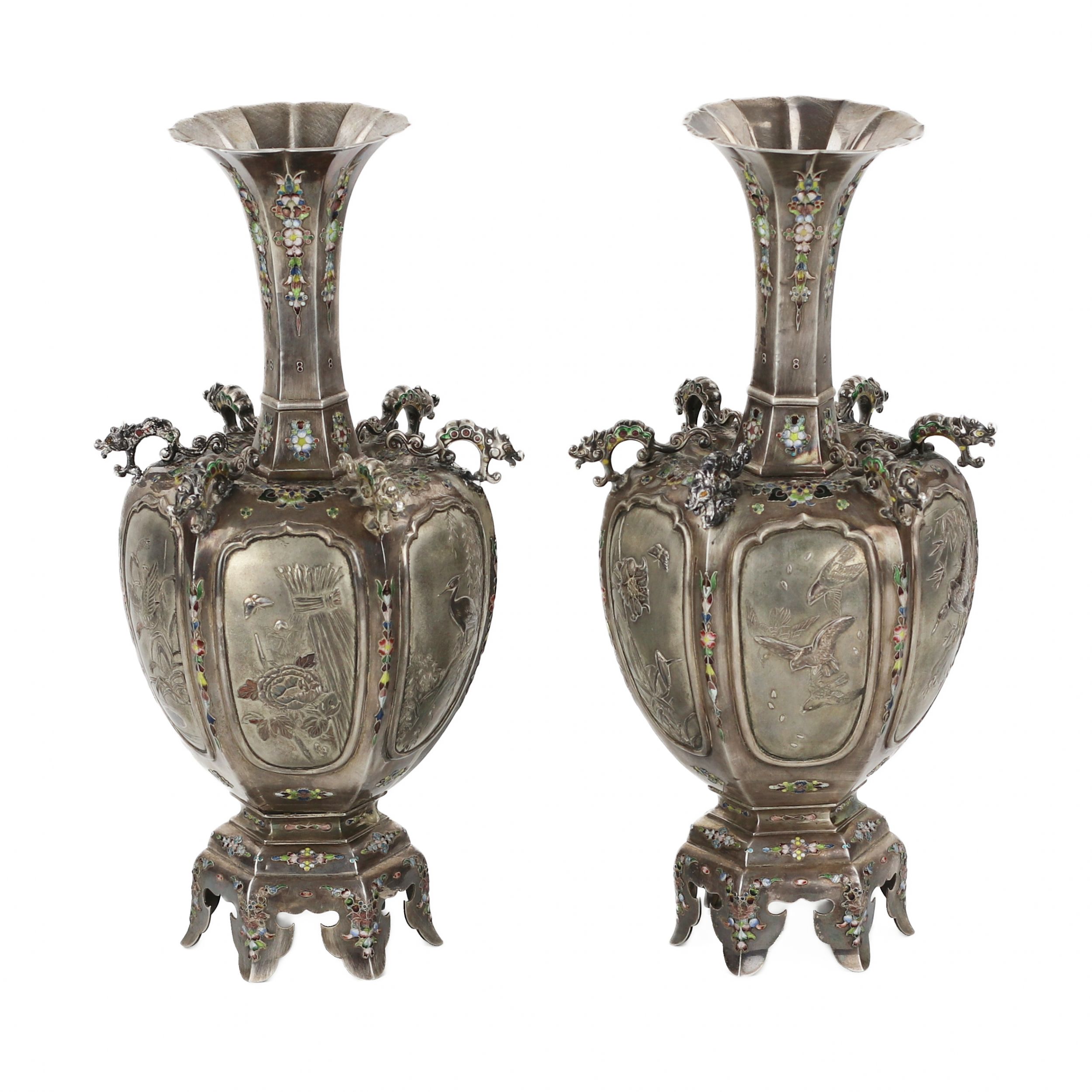A pair of elegant Japanese vases made of silver and enamel. The turn of the 19th-20th centuries. - Bild 3 aus 6