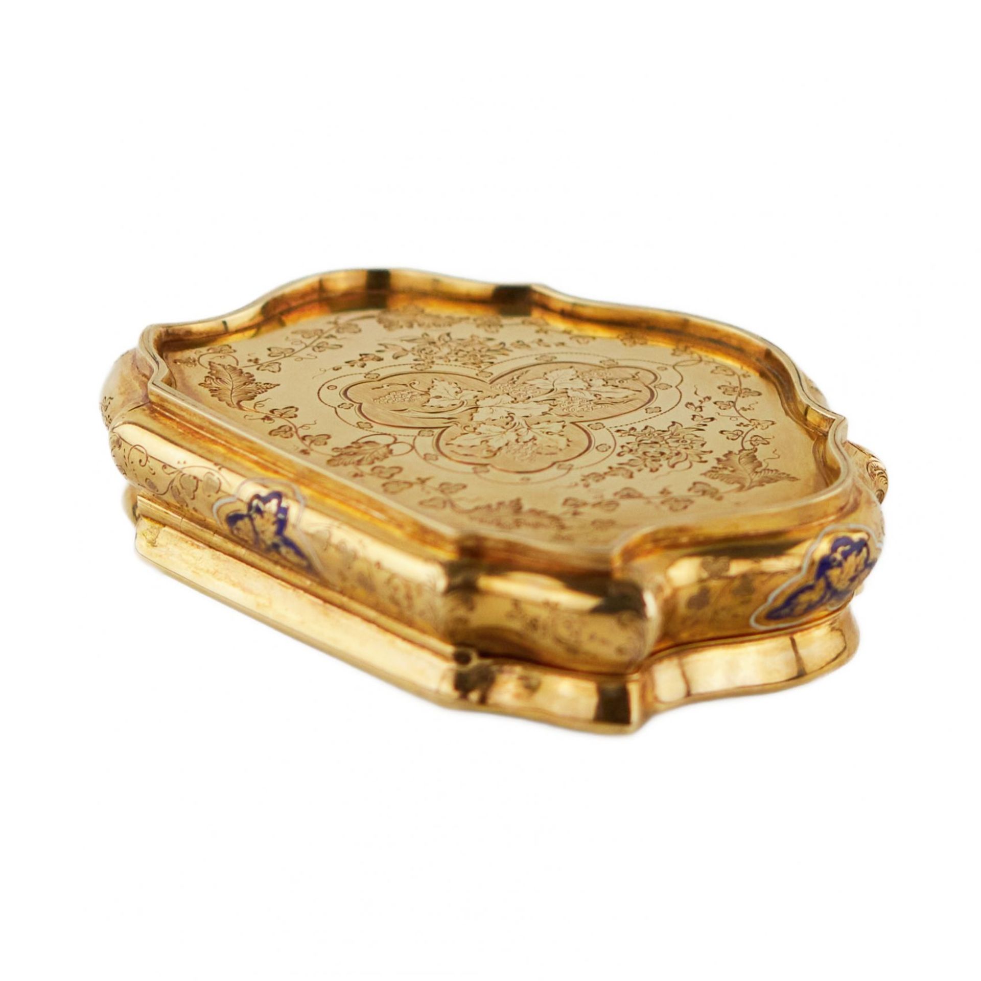 Gold snuff box with engraved ornament and blue enamel. 20th century. - Bild 9 aus 10